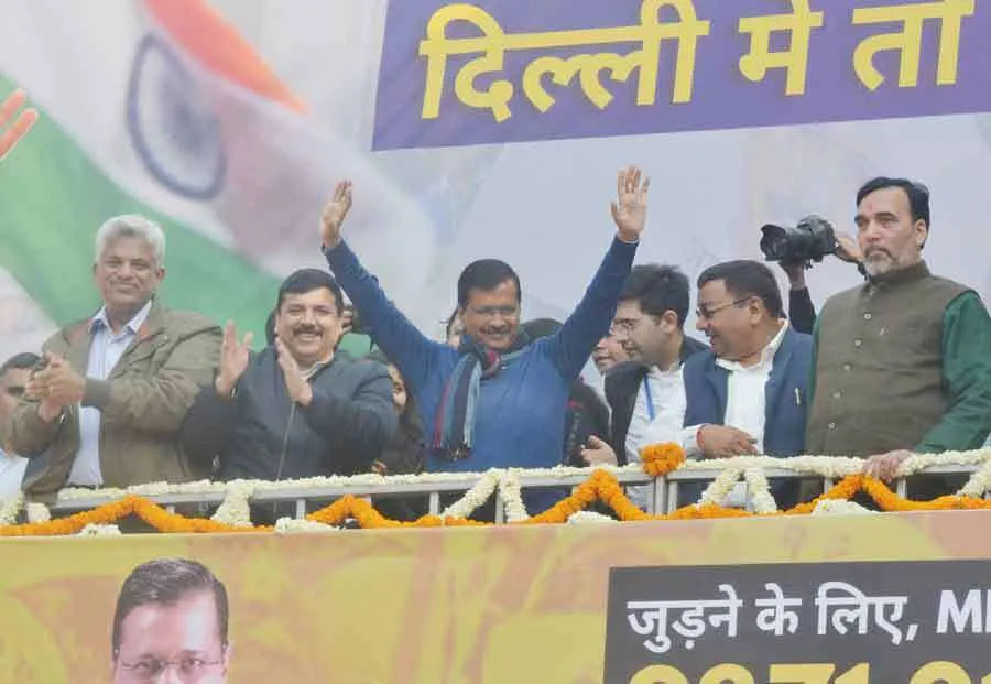 दिल्ली: केजरीवाल की आंधी में बहे भाजपा-कांग्रेस, आप को प्रचंड बहुमत