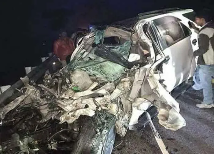 Accident: आगरा-लखनऊ एक्सप्रेस-वे पर बस ने कार को टक्कर मारी,  6 लोगों की मौत