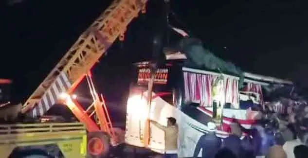 लखनऊ-आगरा एक्सप्रेस-वे पर बड़ा हादसा, 14 की मृत्यु, 31 घायल