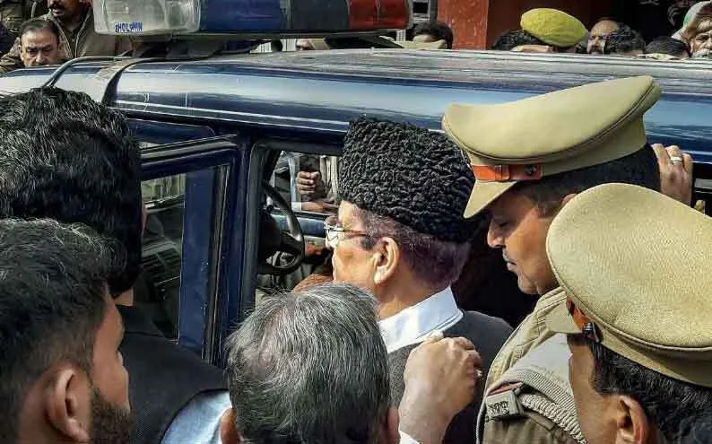 आजम ने कहा जेल में आतंकी जैसा व्यवहार