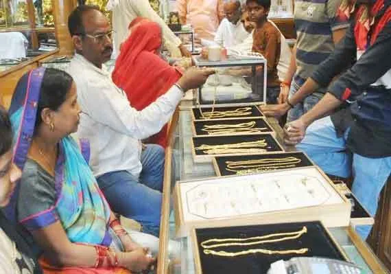 Sarafa Bazar : सोने-चाँदी में लौटी तेजी