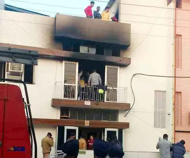 तीन लड़कियां जिंदा जली, दो गंभीर रूप से घायल