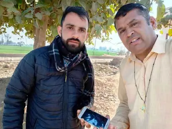 Honesty: मोबाइल लौटाकर पेश की ईमानदारी