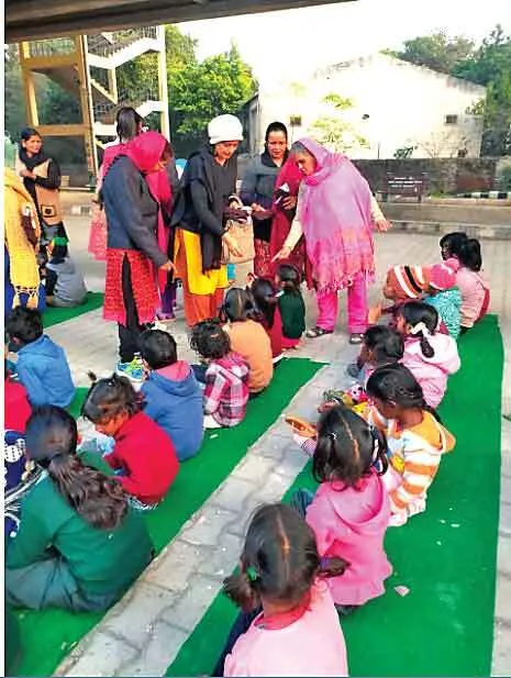 यूथ वीरांगनाओं ने जरूरतमंद बच्चों को बांटी जुराबें व टोपियां