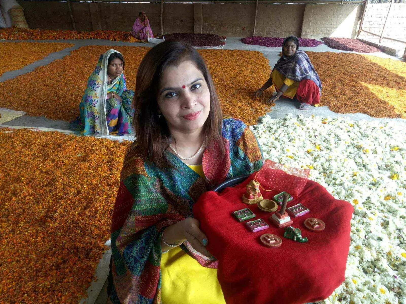 सराहनीय: पूनम के प्रयासों से धूपबत्ती बन महकते हैं भगवान को अर्पित फूल