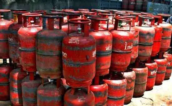 रसोई गैस सिलिंडर 144 रुपये महँगा