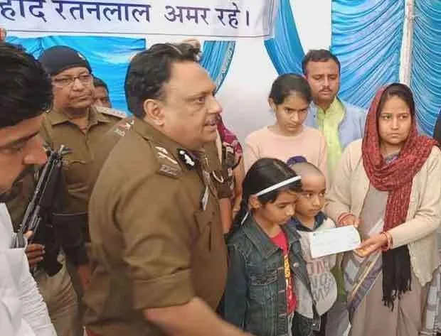 शहीद के परिजनों को 62 लाख रुपए के चेक सुपुर्द किए