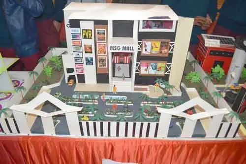 ‘मेगा एग्जीबिशन’ में मॉडल देख दंग रह गए दर्शक