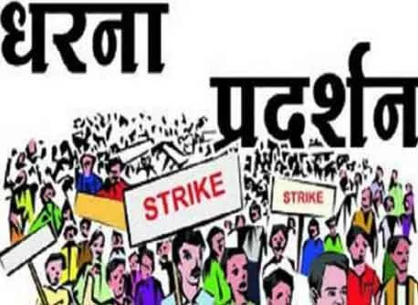 पुलिसकर्मियो के खिलाफ कार्रवाई की मांग को लेकर ग्रामीणों का शव के साथ धरना