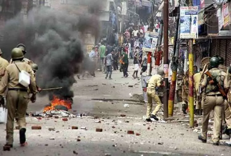 दंगे झुका रहे  देश का सिर