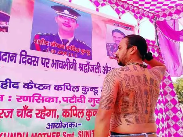 जुनून-ए-देशभक्ति : शरीर पर गुदवाए शहीदों के फोटो और नाम