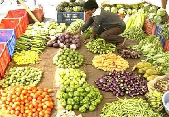 टमाटर 60, 100 रुपये पहुंच गई भिंडी