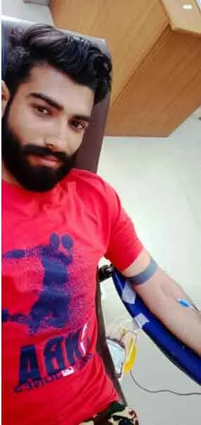 Blood donation: रक्तदान कर निभाया मानवता का फर्ज