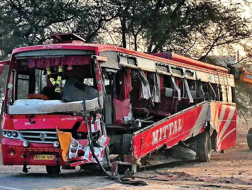 खड़ी बस से टकराई अनिंयत्रित बस, महिला की मौत, 14 घायल