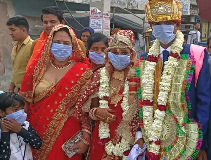 दुल्हे के साथ मास्क लगाकर विदा हुई दुल्हन