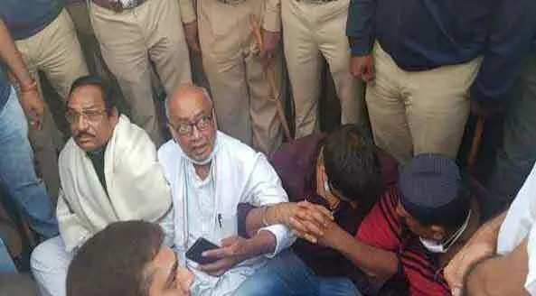 बेंगलुरू में धरना दे रहे दिग्विजय सिंह को किया गिरफ्तार