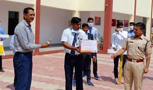 सार्वजनिक वितरण हेतू फैस मास्क एवं आयुर्वेदिक सेनेटाईजर भेंट