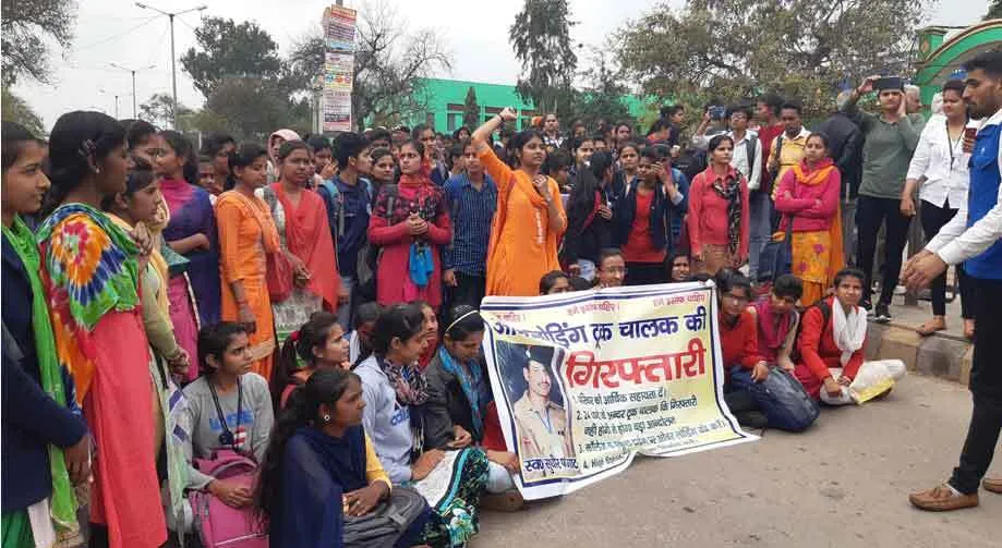 छात्र की मौत पर फूटा गुस्सा, दिल्ली-नारनौल रोड किया जाम