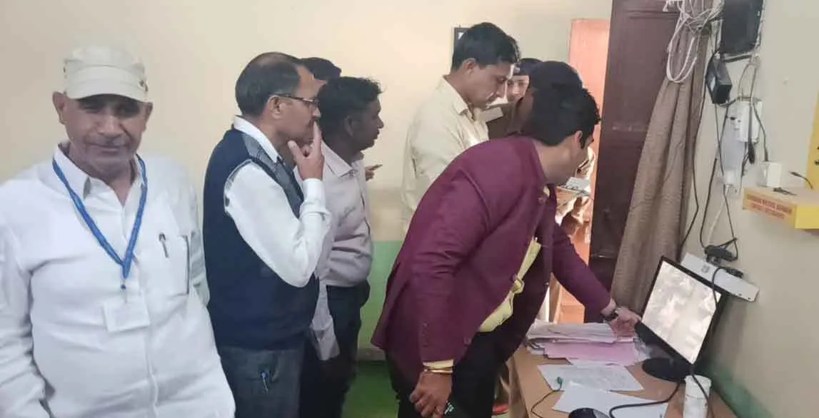 वाट्सअप पर दसवीं का पेपर लीक