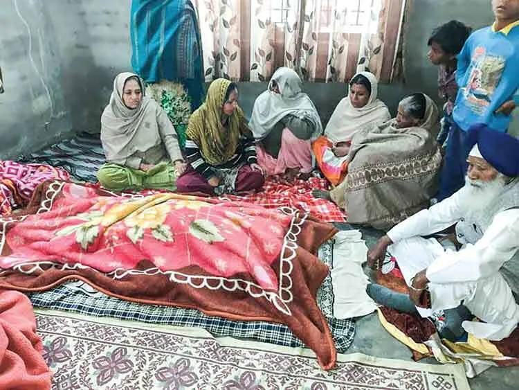 मकान की छत गिरने से परिवार के चार सदस्यों  की मौत