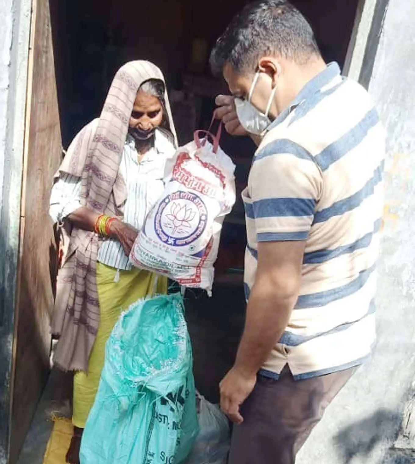 बुजुर्ग महिला के मददगार बने डेरा सच्चा सौदा के अनुयायी
