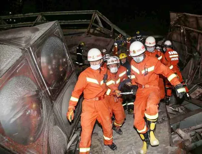 China: चीन में होटल ढहने से सात मरे, 28 फंसे