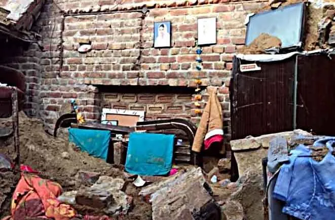 मकान की छत गिरने से परिवार के चार सदस्यों की मौत