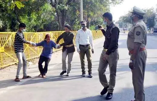 पुलिस की सख्ती के बाद घरों में घुसे लोग