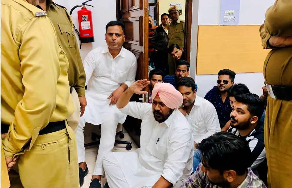 गुस्सा। युवा जिलाप्रधान जसविंद्र खैहरा के साथ कुलपति कार्यालय पहुंचे जजपा कार्यकर्ता