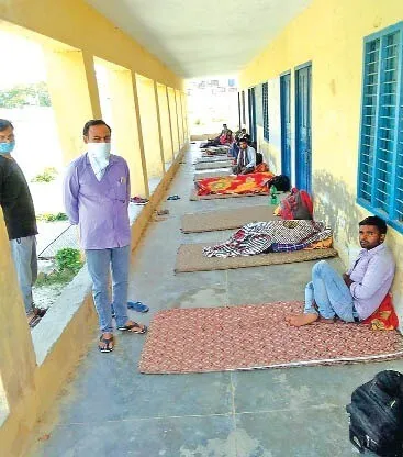 प्रवासी मजदूरों को सता रही बुजुर्ग परिजनों की चिंता