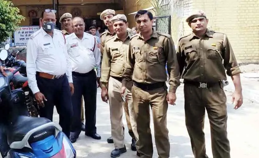नहर में कूदी महिला, पुलिस कर्मियों ने बचाई