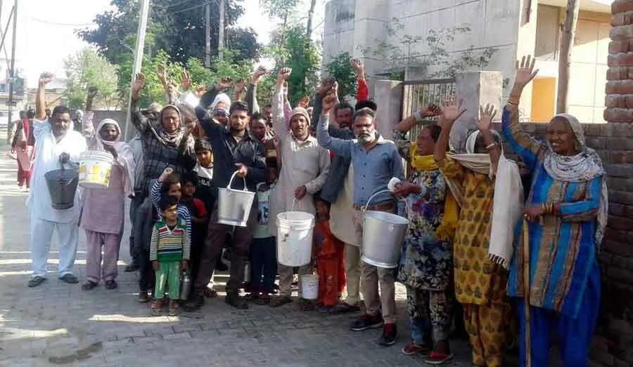 पानी की सप्लाई न होने से खाली बर्तन लेकर की कौंसिल के खिलाफ नारेबाजी