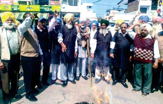 Protest: काले चोले पहनकर जलाया पुतला