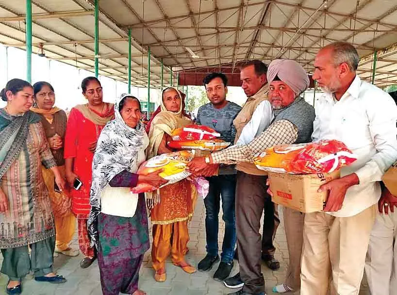 ब्लॉक स्तरीय नामचर्चा में 9 जरूरतमन्द परिवारों को वितरित किया राशन