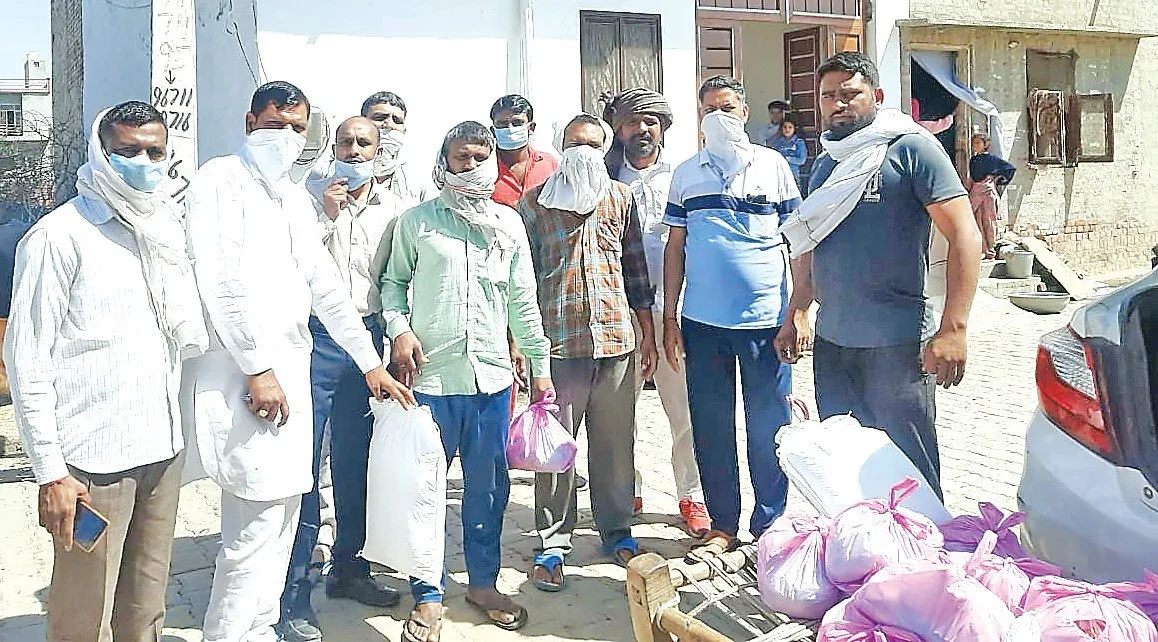 लॉकडाउन : गाड़िया लोहारों की मदद को आगे आई पिल्लूखेड़ा पंचायत