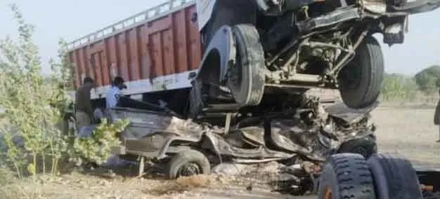 ट्रक एवं बोलेरो कैंपर की टक्कर से ग्यारह लोगों की मौत, तीन घायल