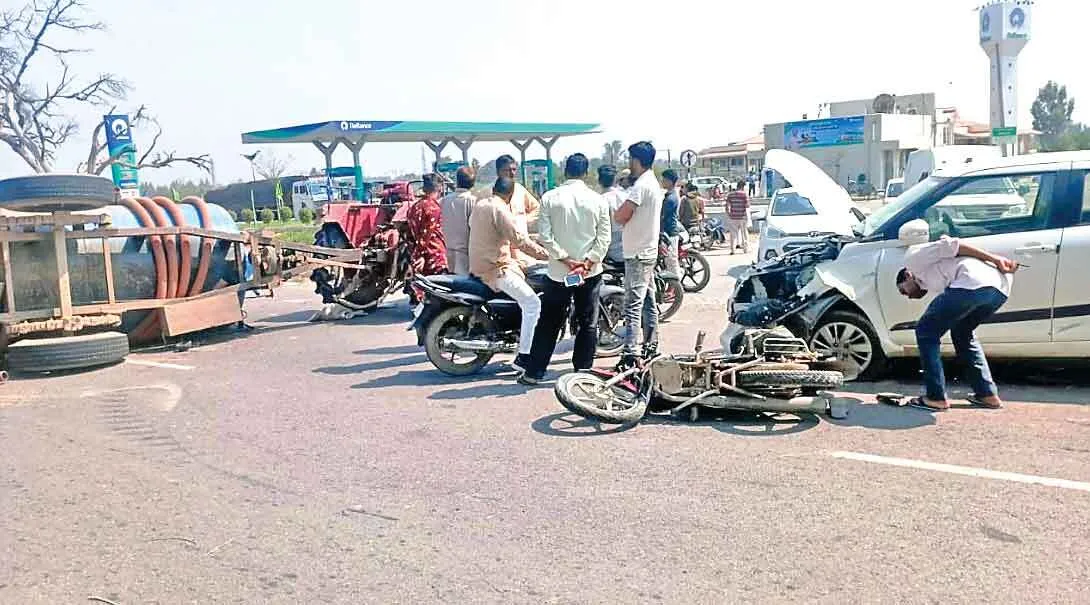 कार, सेफ्टी टैंकर व बाईक की टक्कर में बाईक चालक गंभीर घायल