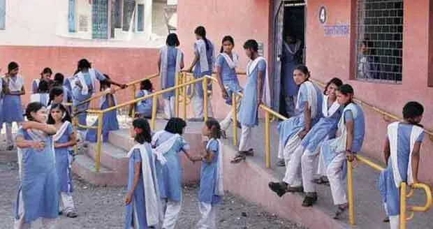 छह साल में खोले 40 सरकारी स्कूल, बंद किए 136