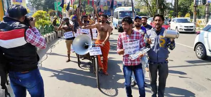 जल सप्लाई ठेका कर्मचारियों ने खाली बर्तन खटखटाकर निकाला रोष मार्च