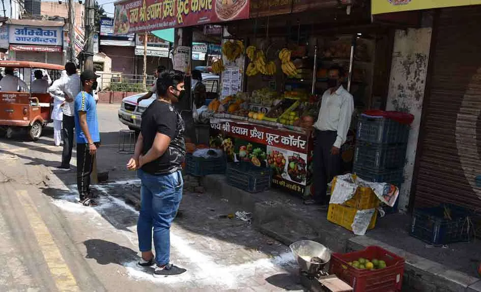 सोशल डिस्टेंस के लिए आगे आए दुकानदार
