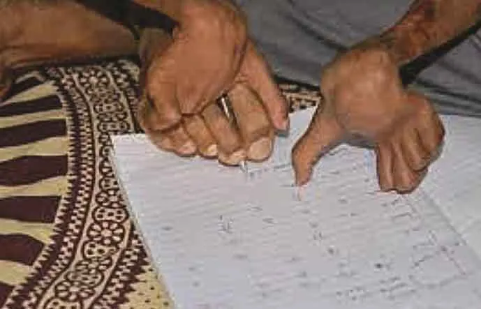 जानें, कैसे एक दिव्यांग ने पैरों से अपनी किस्मत लिखना शुरू की