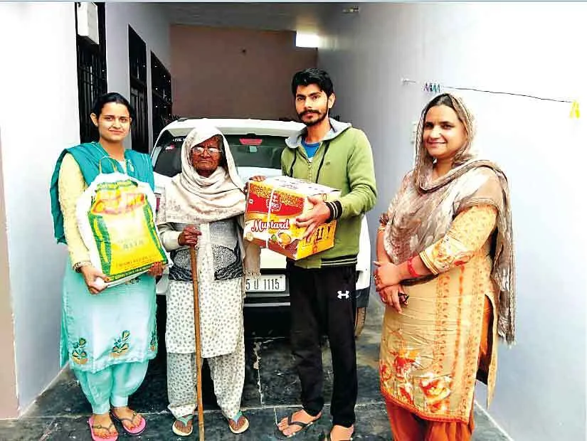विधवा महिला को 1 माह का राशन वितरण कर की मदद