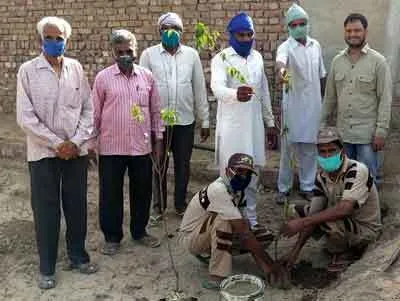 पौधारोपण कर व निराश्रित पशुओं की सेवा कर मनाया स्थापना दिवस