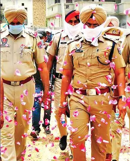 अमरपुरा गांव में लोगों ने पुलिस पर की ‘फूलों की वर्षा’