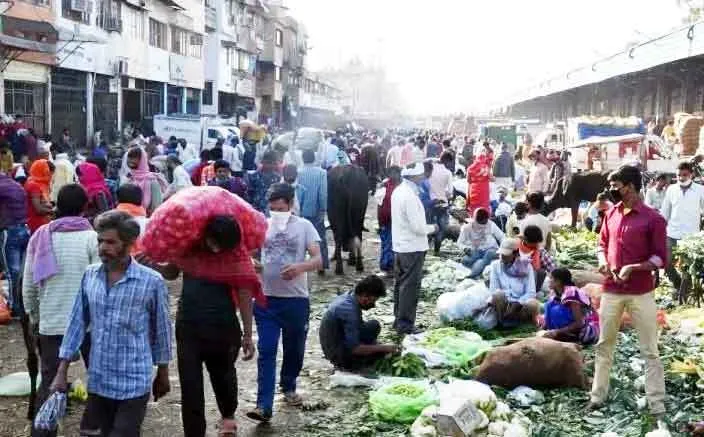 आजादपुर मंडी से जुड़े 15 लोग कोरोना संक्रमित, 13 दुकानें सील