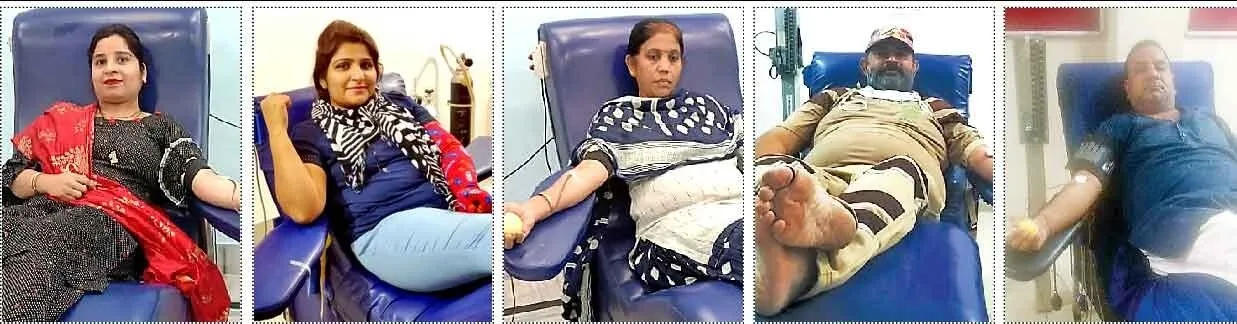 मानवता पर चलते हुए बढ़-चढ़कर रक्तदान कर रहे डेरा सच्चा सौदा सेवादार