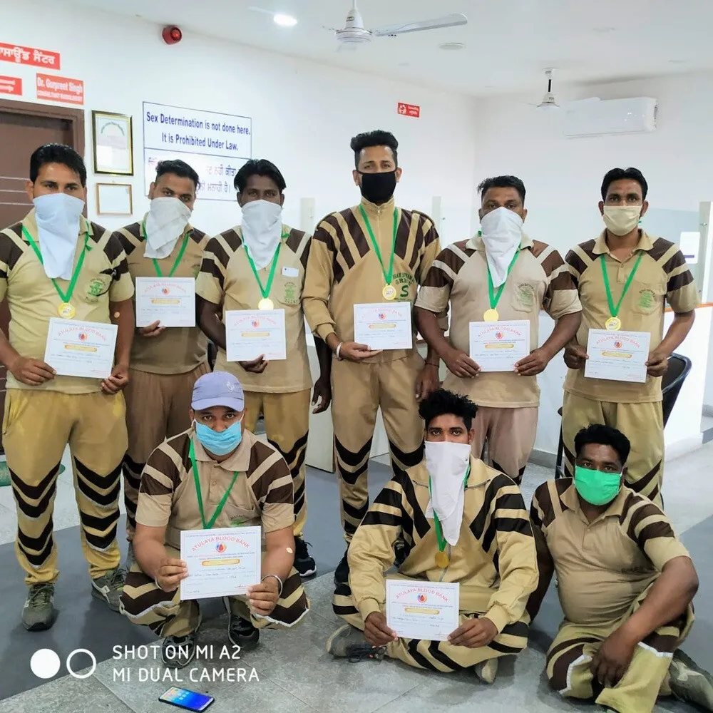 कोरोना वायरस जैसी महामारी दौरान रक्तदान कर इंसानियत का फर्ज निभा रहे डेरा श्रद्धालु