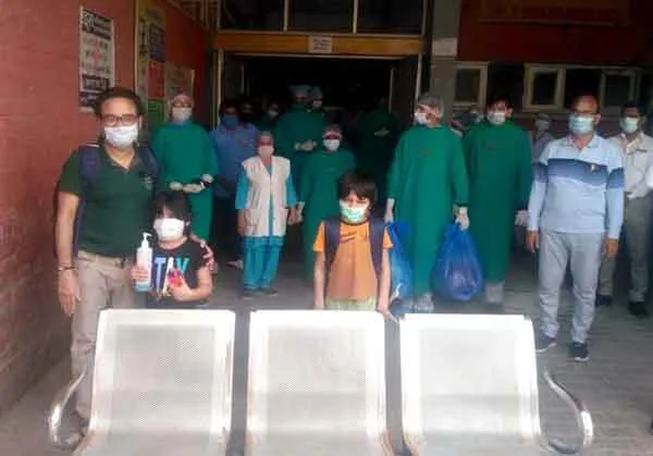 राहतभरी खबर: कोरोना से जंग जीतने वाले दोनों बच्चों को अस्पताल से मिली छुट्टी