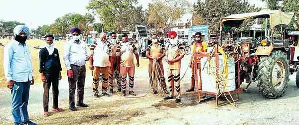 सराहनीय। लगातार एक महीने से सेवा कार्यों में जुटे डेरा श्रद्धालुओं की तरफ से किया जा रहा शहर को सैनेटाईज