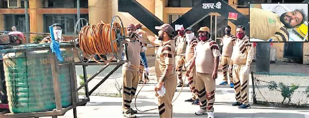 सैनेटाईजर के साथ साथ रक्तदान कर लोगों की जिंदगी बचा रहे डेरा श्रद्धालु
